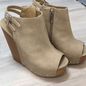 Sandals platform beige studded size 7